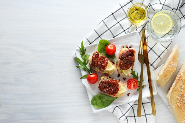 Бесплатное фото Сэндвич с вялеными помидорами вкусная концепция закуски