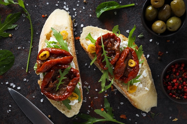 Foto gratuita panino con concetto di spuntino gustoso pomodoro secco