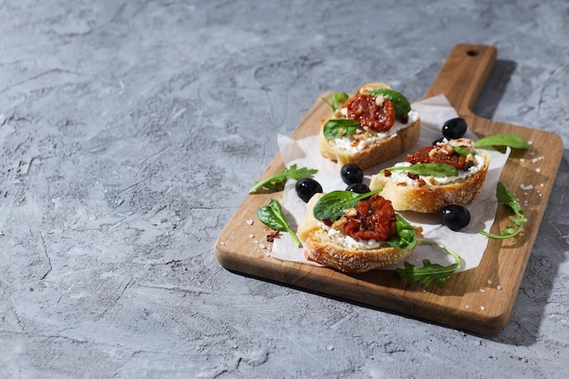 Free photo sandwich with sundried tomato tasty snack concept