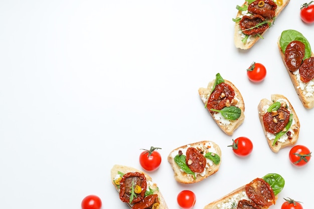 Foto gratuita panino con concetto di spuntino gustoso pomodoro secco