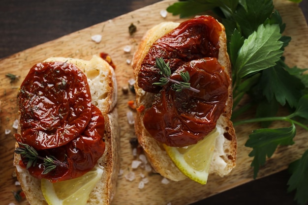 햇볕에 말린 토마토 맛있는 스낵 컨셉의 샌드위치