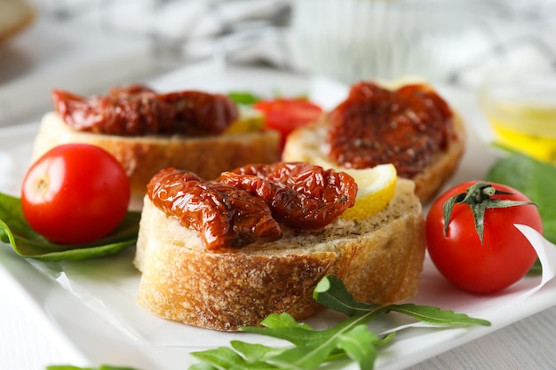 Panino con concetto di spuntino gustoso pomodoro secco