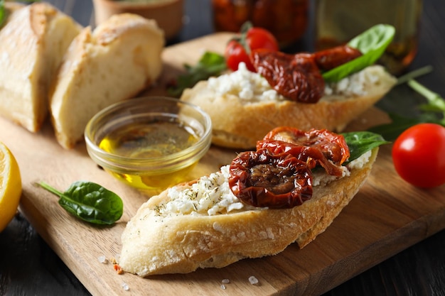 Foto gratuita panino con concetto di spuntino gustoso pomodoro secco