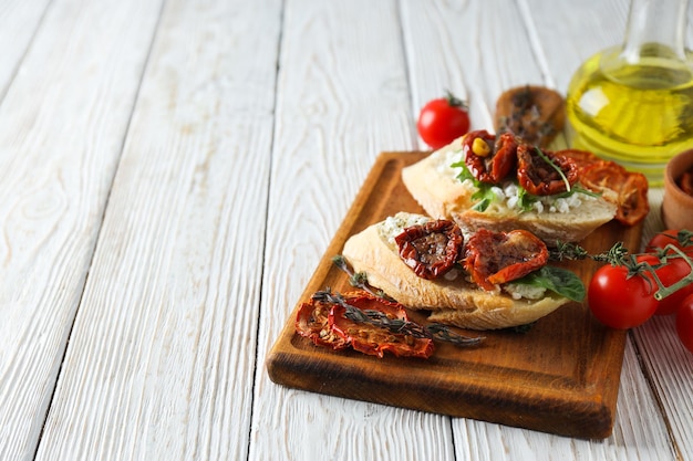 Foto gratuita panino con concetto di spuntino gustoso pomodoro secco