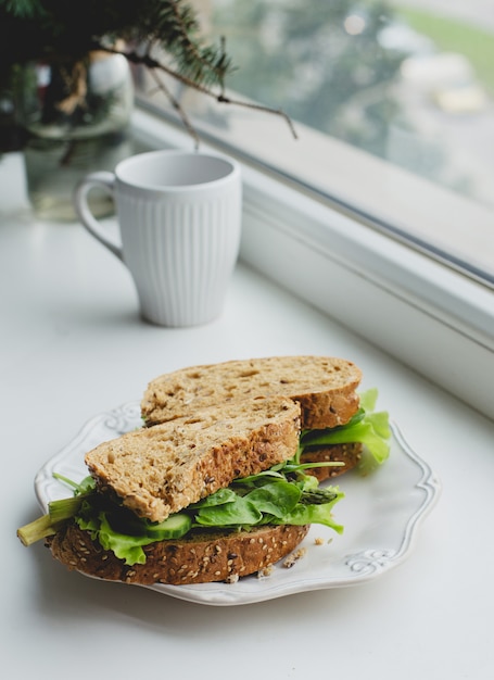 Free photo sandwiches on the windowsill