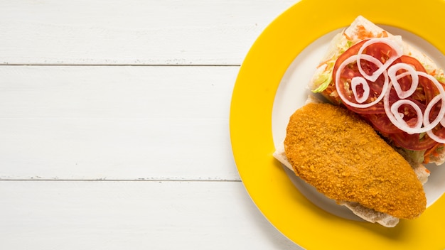 무료 사진 닭 가슴살과 접시에 신선한 야채 샌드위치