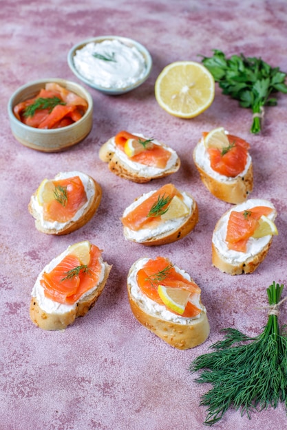 Free photo sandwiches with smoked salmon and cream cheese and dill.