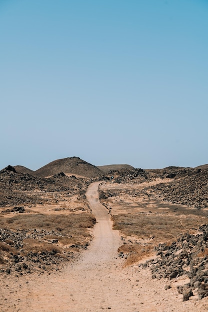 Isla de Lobos의 바위 계곡에 있는 모래 길