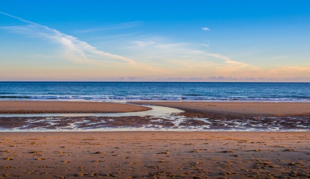песчаный берег моря с чистым небом