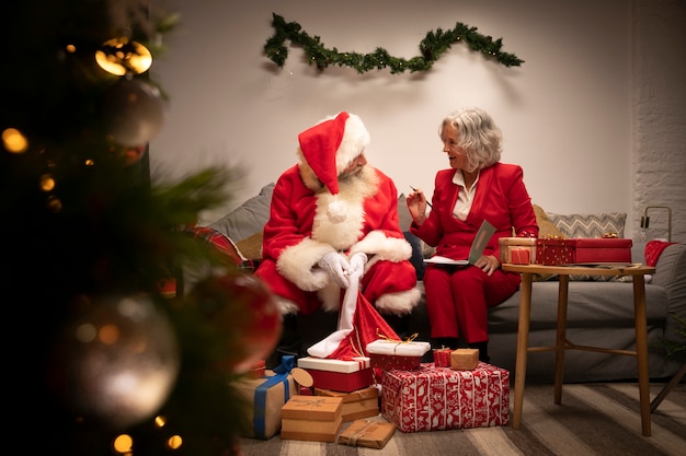 Бесплатное фото Санта-клаус и женщина готовы к рождеству