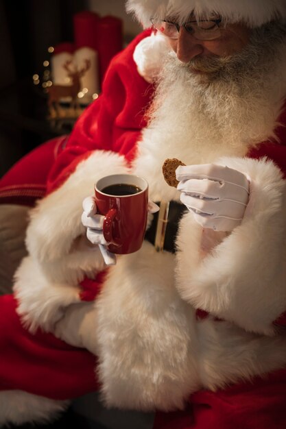 한 잔의 커피를 마시는 산타 클로스