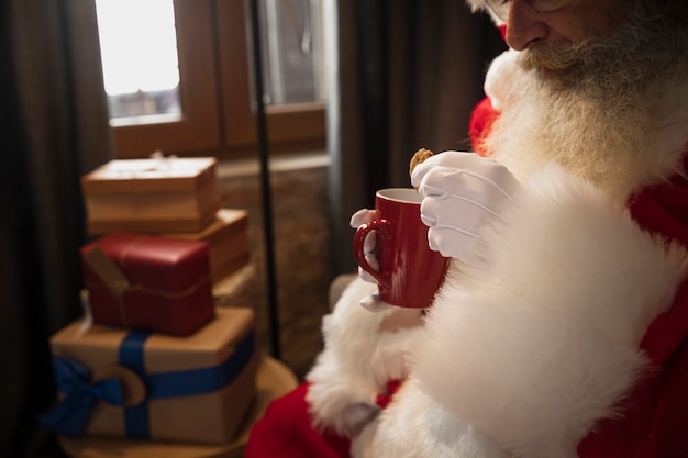 Санта-Клаус пьет чашку кофе