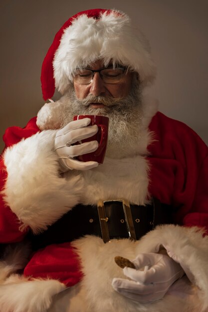 Санта-Клаус пьет чашку кофе
