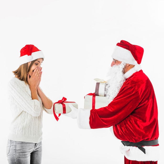 Санта-Клаус дает подарочную коробку женщине