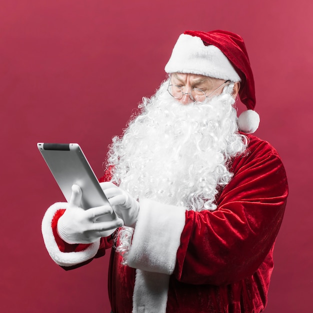 Foto gratuita babbo natale in bicchieri con tablet