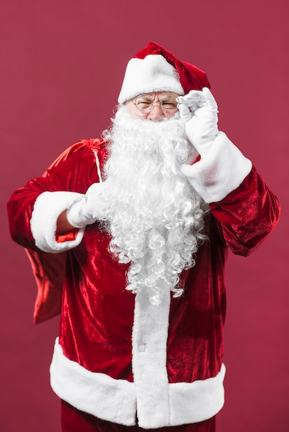 Babbo natale in occhiali con grande sacco dietro la schiena