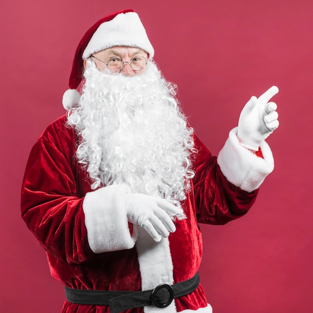 Санта-Клаус в очках с указательной рукой