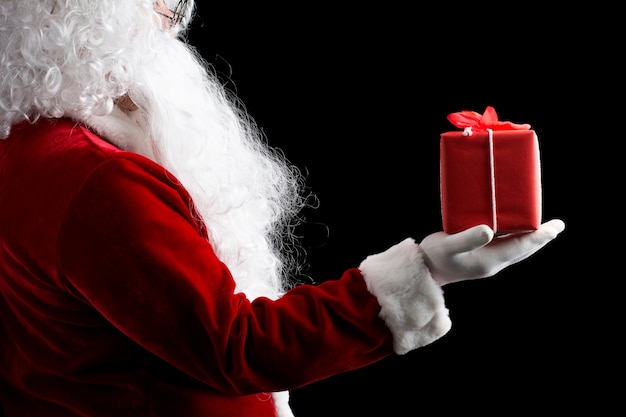 Санта-Клаус в перчатках с подарочной коробкой