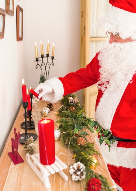 Санта-Клаус проводит зажженную свечу