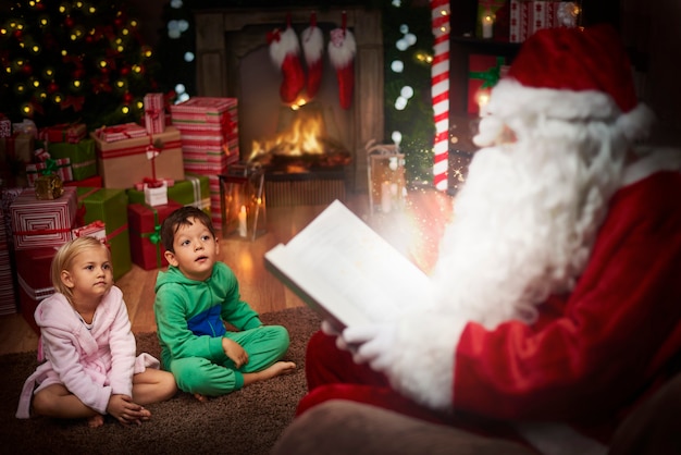 Foto gratuita babbo natale è il miglior narratore di storie