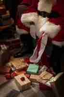 Бесплатное фото Санта-клаус готовит свою сумку подарков