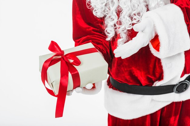 Санта-Клаус показывает подарочную коробку в руке