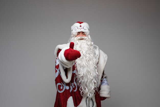 Санта-Клаус показывает палец вверх