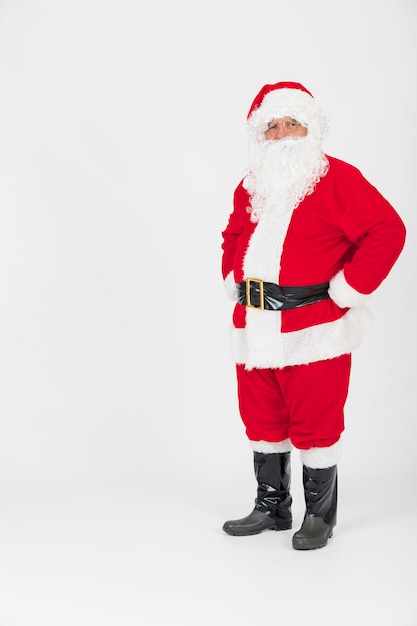 Foto gratuita babbo natale in piedi con le mani sui fianchi