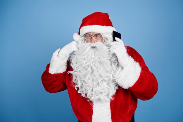 Санта-клаус разговаривает по мобильному телефону