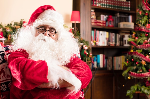 Бесплатное фото Санта-клаус со скрещенными руками