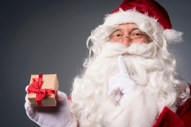 Дед Мороз с маленькой подарочной коробкой