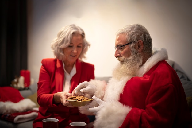산타 클로스와 크리스마스를 축 하하는 여자
