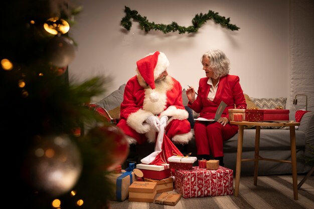 サンタクロースとクリスマスの準備ができて女性