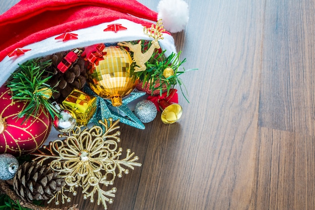 Santa cappello con decorazioni di natale su fondo in legno