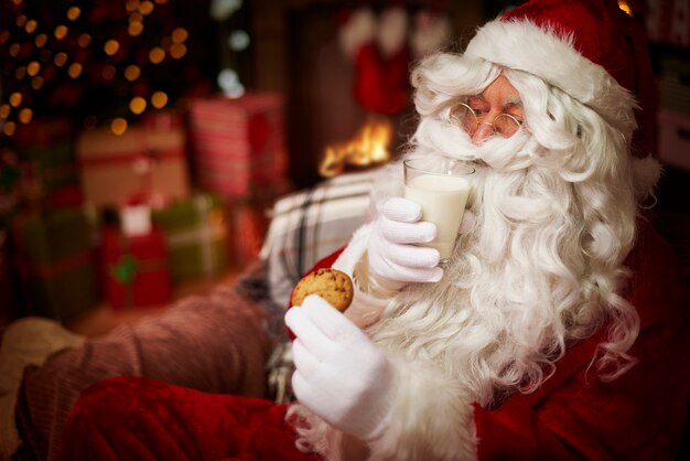 우유와 달콤한 비스킷의 유리 산타