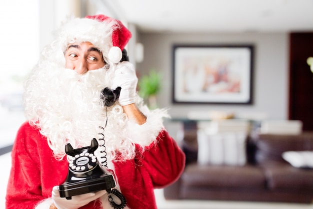 Foto gratuita santa con un vecchio telefono in una casa