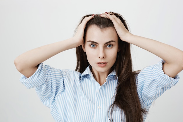 Foto gratuita capelli della spazzola della donna attraente impertinente