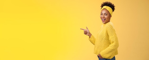 Foto gratuita sassy carina ragazza afroamericana femminile in maglione fascia sorridente sfacciato look civettuolo fotocamera tur