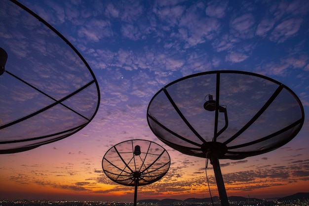 위성 접시 하늘 구름 일몰 오렌지 통신 기술 네트워크