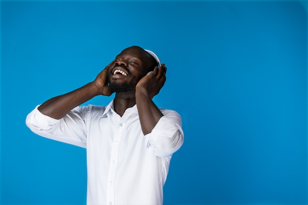 Free photo satisfied american listening to music