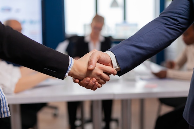 満足のいくビジネスマン会社の雇用主がスーツの握手を身に着けている新入社員が就職の面接で採用され、人事マネージャーはビジネス会議、配置の概念で成功した候補者の握手を採用します