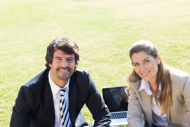 Foto gratuita dirigenti soddisfatti che lavorano su una giornata di sole