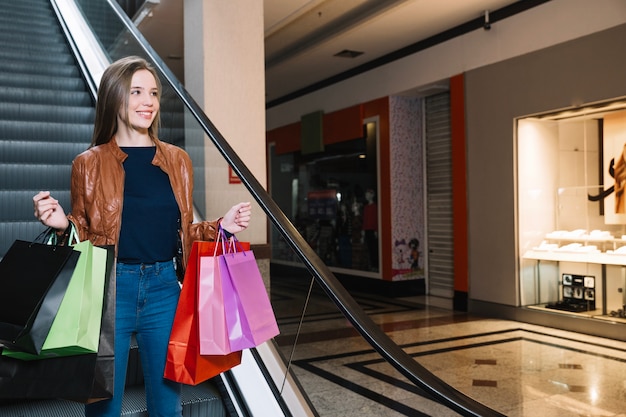 Foto gratuita modello soddisfatto camminare nel centro commerciale