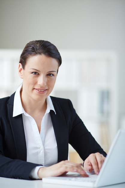 Foto gratuita donna soddisfatta sul posto di lavoro