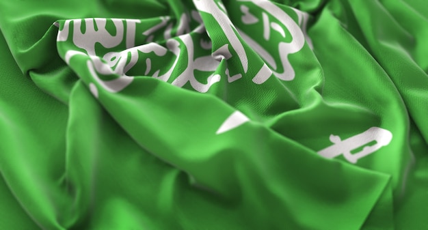 サウジアラビアの旗が美しく波打ち際に浮かび上がっているマクロのクローズアップショット