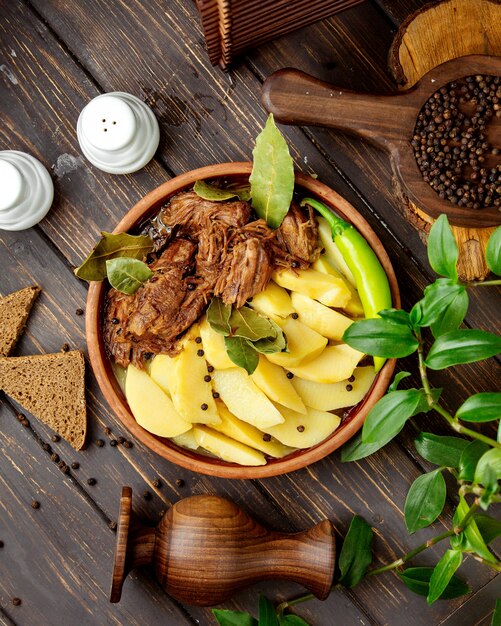 Free photo sauteed lamb with potato slices and herbs