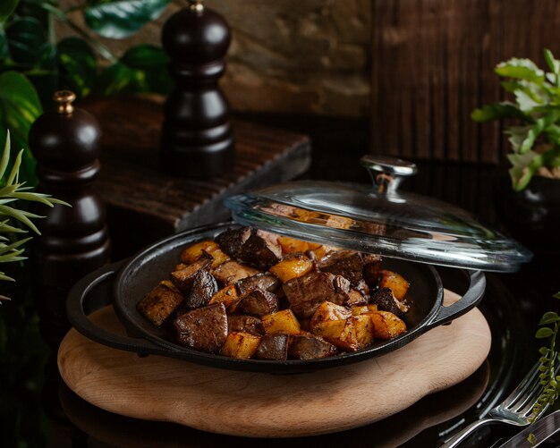 Sauteed liver with roasted potatoes in a sac pan