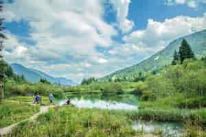 Free photo sava dolinka river and some tourists at the zelenci nature reserve in kranjska gora, slovenia