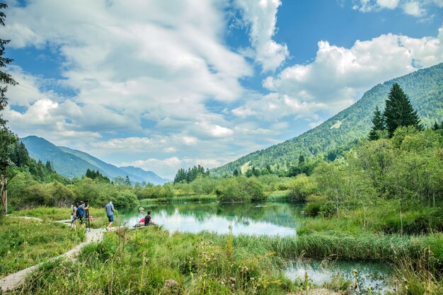 슬로베니아 Kranjska Gora의 Zelenci 자연 보호 구역에서 Sava Dolinka 강과 일부 관광객