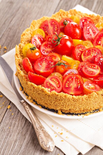 Savoury cheesecake with tomatoes
